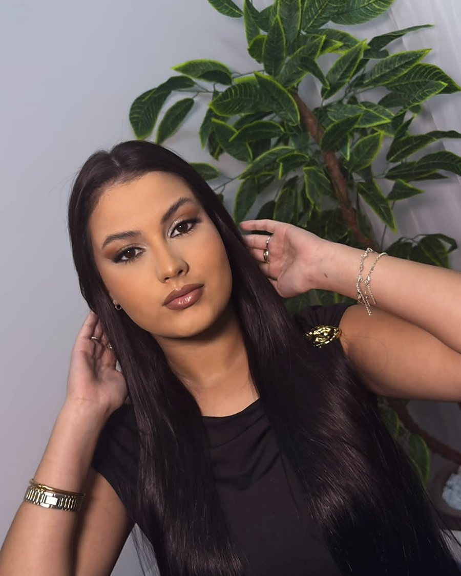 Cliente com maquiagem esfumada e cabelo longo escovado