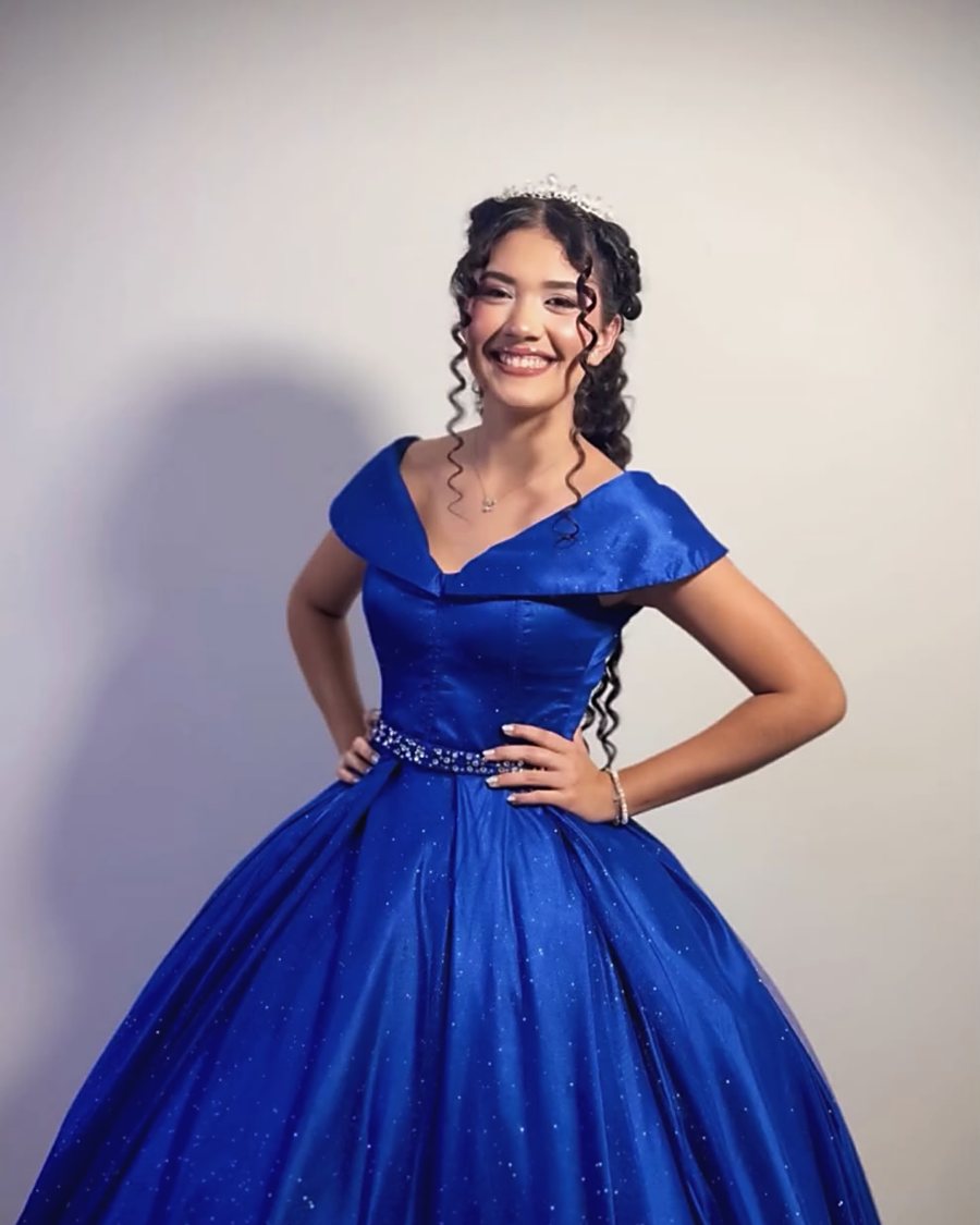 Debutante com tiara e cachos definidos